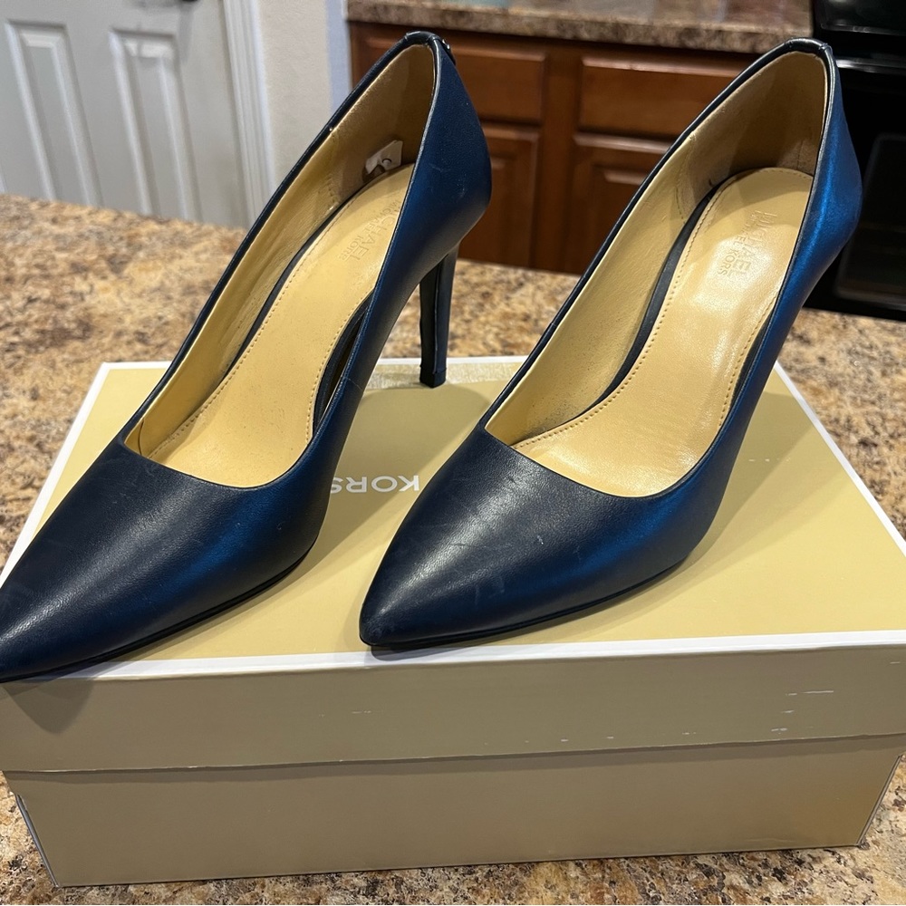 Navy Michael Kors heel pumps 6M